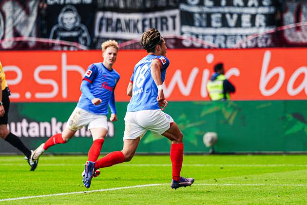 Goal celebration after goal to 1 1 by penalty kick Shuto Machino Holstein Kiel, 18 GER, Holstein Kiel vs Eintracht Frankfurt, Football, Bundesliga, Matchday 5, Season 2024 25, 29 09 2024 DFL REGULATIONS PROHIBIT ANY USE OF PHOTOGRAPHS AS IMAGE SEQUENCES AND OR QUASI VIDEO GER, Holstein Kiel vs Eintracht Frankfurt, Football, Bundesliga, Matchday 5, Season 2024 25, 29 09 2024 Kiel Copyright: xEibner-Pressefoto MarcelxvonxFehrnx EP_MFN