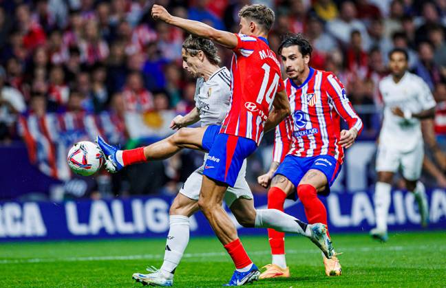 Soccer La Liga matchday 8 Atletico Madrid Real Madrid on 29 09 2024 at the Wanda Metropolitano in Madrid Marcos Llorente Atletico , in front Luka Modric Real , in the back xPGSx
