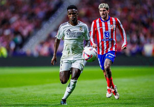 Soccer La Liga matchday 8 Atletico Madrid Real Madrid on 29 09 2024 at the Wanda Metropolitano in Madrid Vinicius Junior Real , front Rodrigo de Paul Atletico , back xPGSx