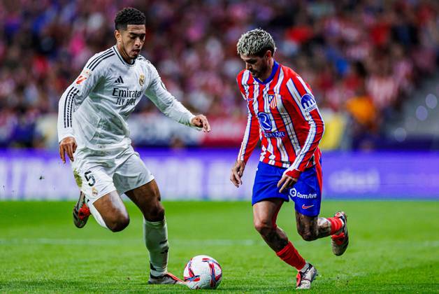 Soccer La Liga matchday 8 Atletico Madrid Real Madrid on 29 09 2024 at the Wanda Metropolitano in Madrid Jude Bellingham Real , left Rodrigo de Paul Atletico , right xPGSx