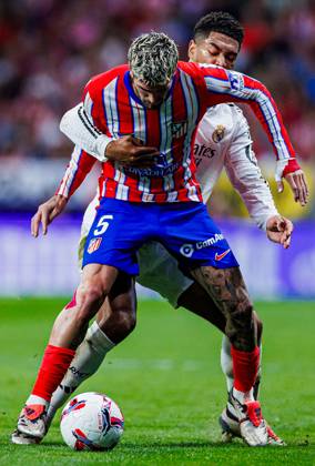 Soccer La Liga matchday 8 Atletico Madrid Real Madrid on 29 09 2024 at the Wanda Metropolitano in Madrid Jude Bellingham Real , back Rodrigo de Paul Atletico , front xPGSx