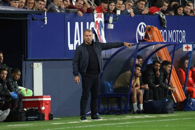 Spain - LaLiga EA Sports - CA Osasuna vs FC Barcelona, Barca - 28 09 2024 SPAIN, PAMPLONA, SEPTEMBER 28. Hansi Flick Head Coach of FC Barcelona during LaLiga EA Sports football match between CA Osasuna and FC Barcelona at Estadio El Sadar on September 28, 2024 in Pamplona, Spain. Photo by Manuel Blondeau AOP.Press Pamplona El Sadar Stadium Navarra Spain Copyright: x ManuelxBlondeau AOP.Pressx AOP20240928 28