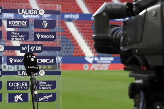 Spain - LaLiga EA Sports - CA Osasuna vs FC Barcelona, Barca - 28 09 2024 SPAIN, PAMPLONA, SEPTEMBER 28. A microphone with the logos of the LaLiga is pictured in front of Logos during LaLiga EA Sports football match between CA Osasuna and FC Barcelona at Estadio El Sadar on September 28, 2024 in Pamplona, Spain. Photo by Manuel Blondeau AOP.Press Pamplona El Sadar Stadium Navarra Spain Copyright: x ManuelxBlondeau AOP.Pressx AOP20240928 12
