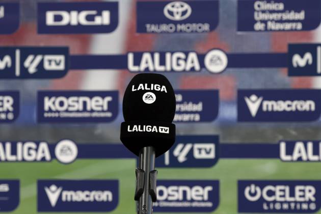 Spain - LaLiga EA Sports - CA Osasuna vs FC Barcelona, Barca - 28 09 2024 SPAIN, PAMPLONA, SEPTEMBER 28. A microphone with the logos of the LaLiga is pictured in front of Logos during LaLiga EA Sports football match between CA Osasuna and FC Barcelona at Estadio El Sadar on September 28, 2024 in Pamplona, Spain. Photo by Manuel Blondeau AOP.Press Pamplona El Sadar Stadium Navarra Spain Copyright: x ManuelxBlondeau AOP.Pressx AOP20240928 13