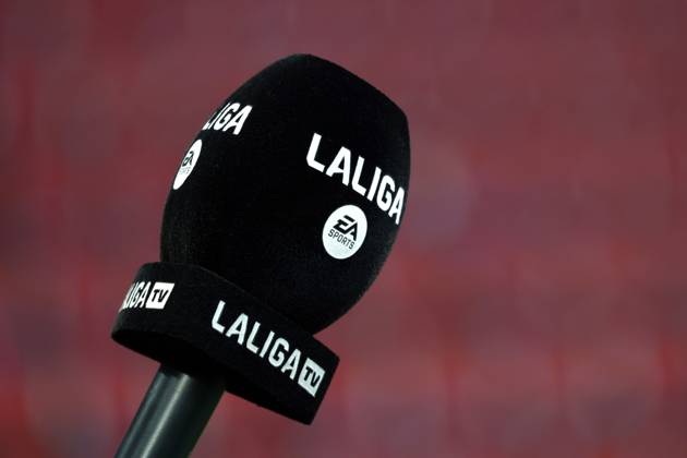 Spain - LaLiga EA Sports - CA Osasuna vs FC Barcelona, Barca - 28 09 2024 SPAIN, PAMPLONA, SEPTEMBER 28. A microphone with the logos of the LaLiga is pictured during LaLiga EA Sports football match between CA Osasuna and FC Barcelona at Estadio El Sadar on September 28, 2024 in Pamplona, Spain. Photo by Manuel Blondeau AOP.Press Pamplona El Sadar Stadium Navarra Spain Copyright: x ManuelxBlondeau AOP.Pressx AOP20240928 14
