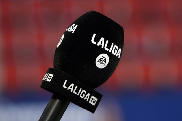 Spain - LaLiga EA Sports - CA Osasuna vs FC Barcelona, Barca - 28 09 2024 SPAIN, PAMPLONA, SEPTEMBER 28. A microphone with the logos of the LaLiga is pictured during LaLiga EA Sports football match between CA Osasuna and FC Barcelona at Estadio El Sadar on September 28, 2024 in Pamplona, Spain. Photo by Manuel Blondeau AOP.Press Pamplona El Sadar Stadium Navarra Spain Copyright: x ManuelxBlondeau AOP.Pressx AOP20240928 15
