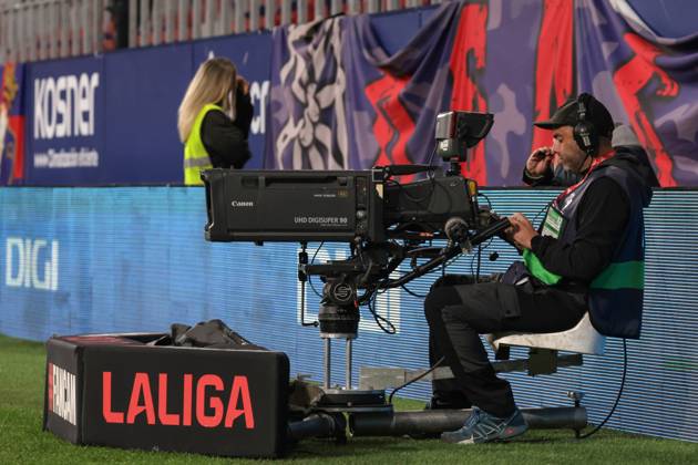 Spain - LaLiga EA Sports - CA Osasuna vs FC Barcelona, Barca - 28 09 2024 SPAIN, PAMPLONA, SEPTEMBER 28. A TV camera with the logos of the LaLiga is pictured during LaLiga EA Sports football match between CA Osasuna and FC Barcelona at Estadio El Sadar on September 28, 2024 in Pamplona, Spain. Photo by Manuel Blondeau AOP.Press Pamplona El Sadar Stadium Navarra Spain Copyright: x ManuelxBlondeau AOP.Pressx AOP20240928 16