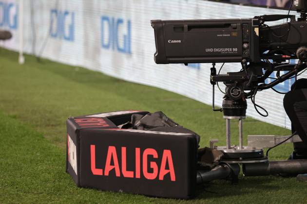 Spain - LaLiga EA Sports - CA Osasuna vs FC Barcelona, Barca - 28 09 2024 SPAIN, PAMPLONA, SEPTEMBER 28. A TV camera with the logos of the LaLiga is pictured during LaLiga EA Sports football match between CA Osasuna and FC Barcelona at Estadio El Sadar on September 28, 2024 in Pamplona, Spain. Photo by Manuel Blondeau AOP.Press Pamplona El Sadar Stadium Navarra Spain Copyright: x ManuelxBlondeau AOP.Pressx AOP20240928 17