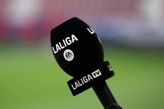 Spain - LaLiga EA Sports - CA Osasuna vs FC Barcelona, Barca - 28 09 2024 SPAIN, PAMPLONA, SEPTEMBER 28. A microphone with the logos of the LaLiga is pictured on a desk during LaLiga EA Sports football match between CA Osasuna and FC Barcelona at Estadio El Sadar on September 28, 2024 in Pamplona, Spain. Photo by Manuel Blondeau AOP.Press Pamplona El Sadar Stadium Navarra Spain Copyright: x ManuelxBlondeau AOP.Pressx AOP20240928 6