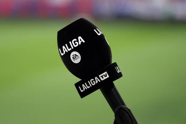 Spain - LaLiga EA Sports - CA Osasuna vs FC Barcelona, Barca - 28 09 2024 SPAIN, PAMPLONA, SEPTEMBER 28. A microphone with the logos of the LaLiga is pictured on a desk during LaLiga EA Sports football match between CA Osasuna and FC Barcelona at Estadio El Sadar on September 28, 2024 in Pamplona, Spain. Photo by Manuel Blondeau AOP.Press Pamplona El Sadar Stadium Navarra Spain Copyright: x ManuelxBlondeau AOP.Pressx AOP20240928 7