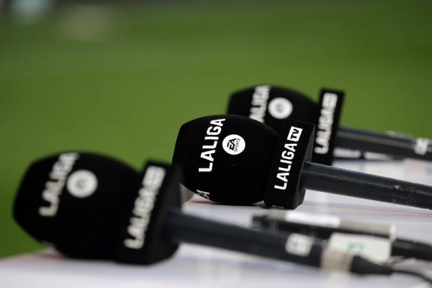 Spain - LaLiga EA Sports - CA Osasuna vs FC Barcelona, Barca - 28 09 2024 SPAIN, PAMPLONA, SEPTEMBER 28. Microphones with the logos of the LaLiga are pictured on a desk during LaLiga EA Sports football match between CA Osasuna and FC Barcelona at Estadio El Sadar on September 28, 2024 in Pamplona, Spain. Photo by Manuel Blondeau AOP.Press Pamplona El Sadar Stadium Navarra Spain Copyright: x ManuelxBlondeau AOP.Pressx AOP20240928 8