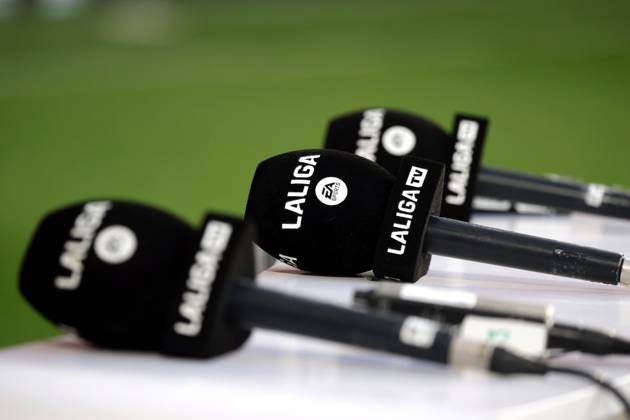 Spain - LaLiga EA Sports - CA Osasuna vs FC Barcelona, Barca - 28 09 2024 SPAIN, PAMPLONA, SEPTEMBER 28. Microphones with the logos of the LaLiga are pictured on a desk during LaLiga EA Sports football match between CA Osasuna and FC Barcelona at Estadio El Sadar on September 28, 2024 in Pamplona, Spain. Photo by Manuel Blondeau AOP.Press Pamplona El Sadar Stadium Navarra Spain Copyright: x ManuelxBlondeau AOP.Pressx AOP20240928 9