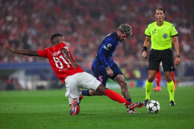 Portugal, Lisbon 2 October 2024 Uefa Champions League phase 2024 25 Matchday 2, S L Benfica Atletico de Madrid v l , Florentino Dias S L Benfica , Rodrigo de Paul Atlà tico Madrid , duel, action, action, Battles for the Ball Copyright: JoaquimxFerreira