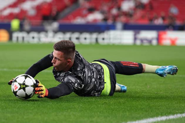 Portugal, Lisbon 2 October 2024 Uefa Champions League phase 2024 25 Matchday 2, S L Benfica Atletico de Madrid v l , goalkeeper Anatoliy Trubin S L Benfica warm up, Copyright: JoaquimxFerreira