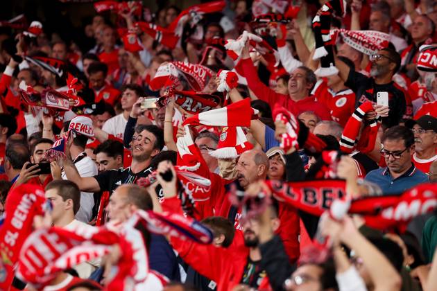 Portugal, Lisbon 2 October 2024 Uefa Champions League phase 2024 25 Matchday 2, S L Benfica Atletico de Madrid v l , S L Benfica fans,atmosphere, scarves, jerseys, emotions Copyright: JoaquimxFerreira