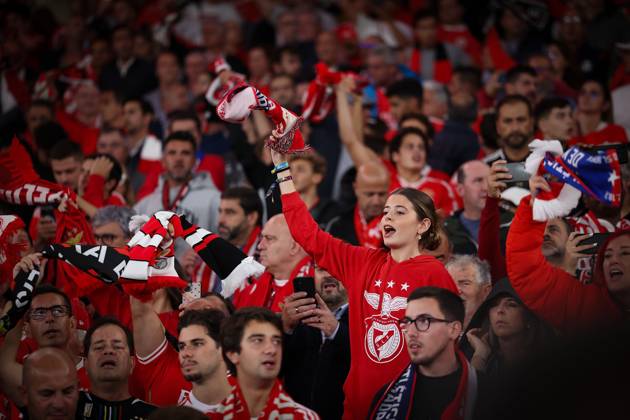 Portugal, Lisbon 2 October 2024 Uefa Champions League phase 2024 25 Matchday 2, S L Benfica Atletico de Madrid v l , S L Benfica fans,atmosphere, scarves, jerseys, emotions Copyright: JoaquimxFerreira
