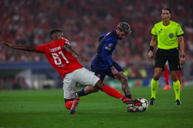 Portugal, Lisbon 2 October 2024 Uefa Champions League phase 2024 25 Matchday 2, S L Benfica Atletico de Madrid v l , Florentino Dias S L Benfica , Rodrigo de Paul Atlà tico Madrid , duel, action, action, Battles for the Ball Copyright: JoaquimxFerreira