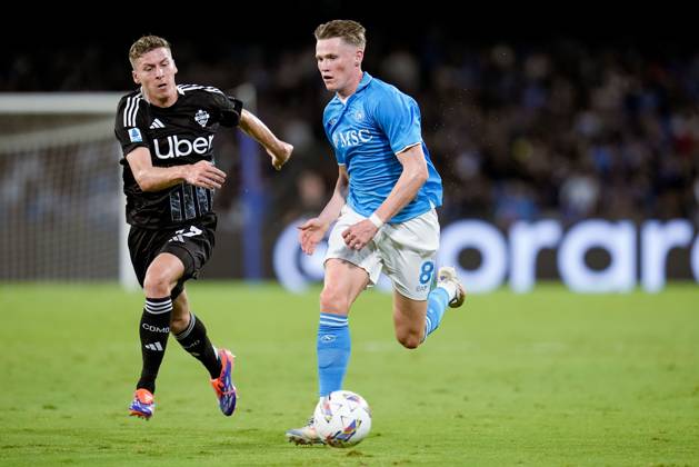 SSC Napoli v Como 1907 - Serie A Enilive Scott McTominay of SSC Napoli and Ignace Van Der Brempt of Como 1907 compete for the ball during the serie Serie A Enilive match between SSC Napoli and Como 1907 at Stadio Diego Armando Maradona on October 4, 2024 in Naples, Italy Naples Stadio Diego Armando Maradona Naples Italy Copyright: xGiuseppexMaffiax SerieA_Napoli-Como_041024_BRU1269