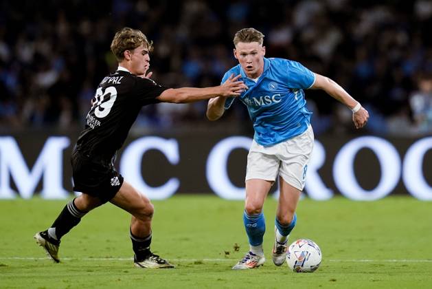 SSC Napoli v Como 1907 - Serie A Enilive Scott McTominay of SSC Napoli and Nico Paz of Como 1907 compete for the ball during the serie Serie A Enilive match between SSC Napoli and Como 1907 at Stadio Diego Armando Maradona on October 4, 2024 in Naples, Italy Naples Stadio Diego Armando Maradona Naples Italy Copyright: xGiuseppexMaffiax SerieA_Napoli-Como_041024_BRU8265