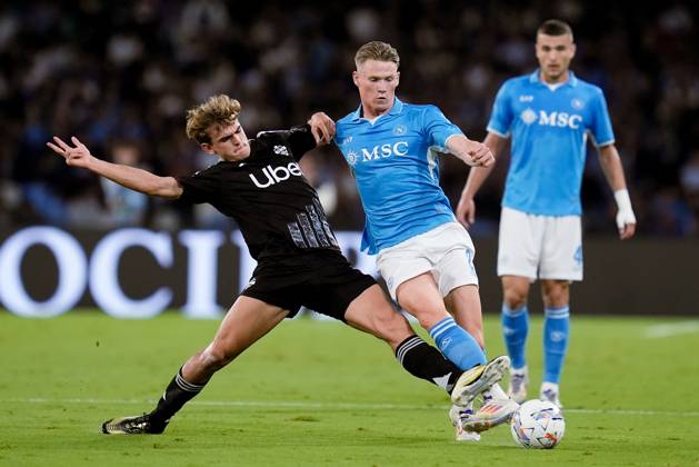 SSC Napoli v Como 1907 - Serie A Enilive Scott McTominay of SSC Napoli and Nico Paz of Como 1907 compete for the ball during the serie Serie A Enilive match between SSC Napoli and Como 1907 at Stadio Diego Armando Maradona on October 4, 2024 in Naples, Italy Naples Stadio Diego Armando Maradona Naples Italy Copyright: xGiuseppexMaffiax SerieA_Napoli-Como_041024_BRU8332