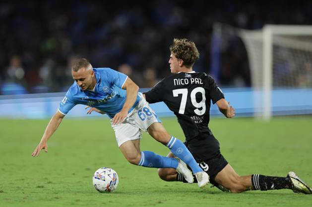 October 4, 2024, Naples, Milan, Italy: Napoli s Slovak midfielder Stanislav Lobotka challenges for the ball with Comoo¢Â€Â⠢s Argentinian midfielder Nico Paz during the Serie A football match between SSC Napoli vs Como at the Diego Armando Maradona Stadium in Naples, on October 04, 2024. CALCIO - Serie A - SSC Napoli vs Como 1907 - ZUMAs349 20241004_zsa_s349_032 Copyright: xAntonioxBalasco IpaxSportx xIpax
