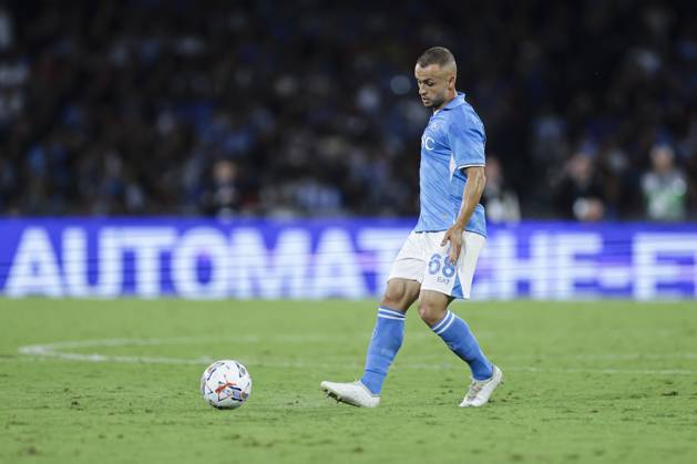 October 4, 2024, Naples, Milan, Italy: Napoli s Slovak midfielder Stanislav Lobotka controls the ball during the Serie A football match between SSC Napoli vs Como at the Diego Armando Maradona Stadium in Naples, on October 04, 2024. CALCIO - Serie A - SSC Napoli vs Como 1907 - ZUMAs349 20241004_zsa_s349_165 Copyright: xAntonioxBalasco IpaxSportx xIpax