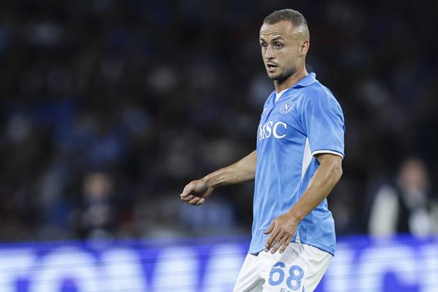 October 4, 2024, Naples, Milan, Italy: Napoli s Slovak midfielder Stanislav Lobotka looks during the Serie A football match between SSC Napoli vs Como at the Diego Armando Maradona Stadium in Naples, on October 04, 2024. CALCIO - Serie A - SSC Napoli vs Como 1907 - ZUMAs349 20241004_zsa_s349_172 Copyright: xAntonioxBalasco IpaxSportx xIpax