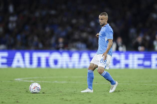 October 4, 2024, Naples, Milan, Italy: Napoli s Slovak midfielder Stanislav Lobotka controls the ball during the Serie A football match between SSC Napoli vs Como at the Diego Armando Maradona Stadium in Naples, on October 04, 2024. CALCIO - Serie A - SSC Napoli vs Como 1907 - ZUMAs349 20241004_zsa_s349_179 Copyright: xAntonioxBalasco IpaxSportx xIpax