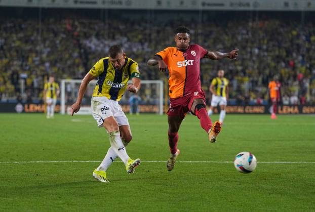 Turkey Süper Ligue: Fenerbahce SK vs Galatasaray S.K September 21 2024: Edin Dzeko of Fenerbahce shoots on goal during a Turkey So¼per Ligue game, FenerbahoÂße SK vs Galatasaray S.K, at Ulker Fenerbahce Sukru Saracoglu Stadium, Istanbul, Turkey. Ulrik Pedersen CSM (Credit Image:  Ulrik Pedersen Cal Media) Istanbul Turkey EDITORIAL USE ONLY Copyright: xx ZUMA-20240921_zma_c04_139.jpg UlrikxPedersenx csmphotothree296774