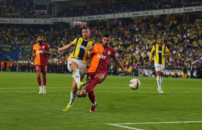 Turkey Süper Ligue: Fenerbahce SK vs Galatasaray S.K September 21 2024: Edin Dzeko of Fenerbahce shoots on goal during a Turkey So¼per Ligue game, FenerbahoÂße SK vs Galatasaray S.K, at Ulker Fenerbahce Sukru Saracoglu Stadium, Istanbul, Turkey. Ulrik Pedersen CSM (Credit Image:  Ulrik Pedersen Cal Media) Istanbul Turkey EDITORIAL USE ONLY Copyright: xx ZUMA-20240921_zma_c04_155.jpg UlrikxPedersenx csmphotothree296791