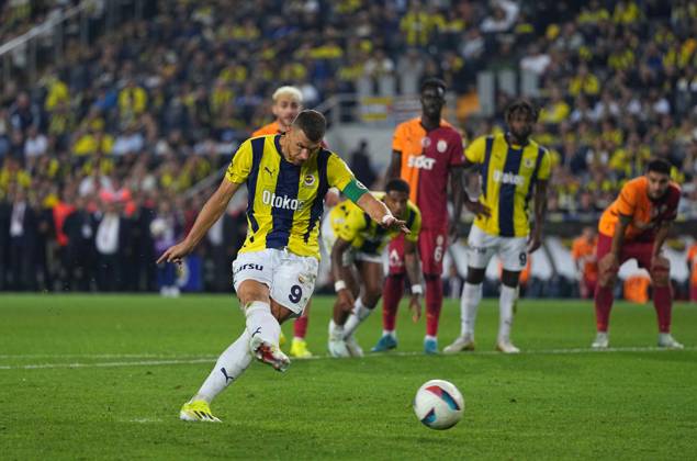 Turkey Süper Ligue: Fenerbahce SK vs Galatasaray S.K September 21 2024: Edin Dzeko of Fenerbahce scores the teams first goal during a Turkey So¼per Ligue game, FenerbahoÂße SK vs Galatasaray S.K, at Ulker Fenerbahce Sukru Saracoglu Stadium, Istanbul, Turkey. Ulrik Pedersen CSM (Credit Image:  Ulrik Pedersen Cal Media) Istanbul Turkey EDITORIAL USE ONLY Copyright: xx ZUMA-20240921_zma_c04_145.jpg UlrikxPedersenx csmphotothree296801