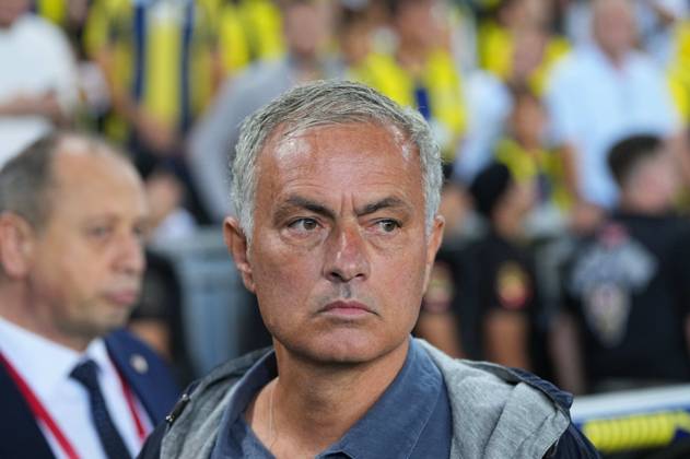 Turkey Süper Ligue: Fenerbahce SK vs Galatasaray S.K September 21 2024: Joso Mourinho of Fenerbahce looks on during a Turkey So¼per Ligue game, FenerbahoÂße SK vs Galatasaray S.K, at Ulker Fenerbahce Sukru Saracoglu Stadium, Istanbul, Turkey. Ulrik Pedersen CSM (Credit Image:  Ulrik Pedersen Cal Media) Istanbul Turkey EDITORIAL USE ONLY Copyright: xx ZUMA-20240921_zma_c04_795.jpg UlrikxPedersenx csmphotothree297457