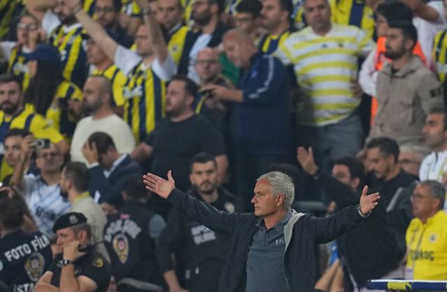 Turkey Süper Ligue: Fenerbahce SK vs Galatasaray S.K September 21 2024: Joso Mourinho of Fenerbahce gestures during a Turkey So¼per Ligue game, FenerbahoÂße SK vs Galatasaray S.K, at Ulker Fenerbahce Sukru Saracoglu Stadium, Istanbul, Turkey. Ulrik Pedersen CSM (Credit Image:  Ulrik Pedersen Cal Media) Istanbul Turkey EDITORIAL USE ONLY Copyright: xx ZUMA-20240921_zma_c04_833.jpg UlrikxPedersenx csmphotothree297496