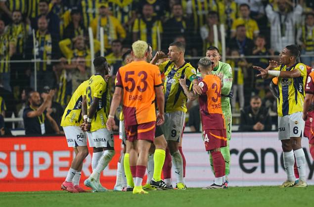 Turkey Süper Ligue: Fenerbahce SK vs Galatasaray S.K September 21 2024: Edin Dzeko of Fenerbahce gestures during a Turkey So¼per Ligue game, FenerbahoÂße SK vs Galatasaray S.K, at Ulker Fenerbahce Sukru Saracoglu Stadium, Istanbul, Turkey. Ulrik Pedersen CSM (Credit Image:  Ulrik Pedersen Cal Media) Istanbul Turkey EDITORIAL USE ONLY Copyright: xx ZUMA-20240921_zma_c04_832.jpg UlrikxPedersenx csmphotothree297497