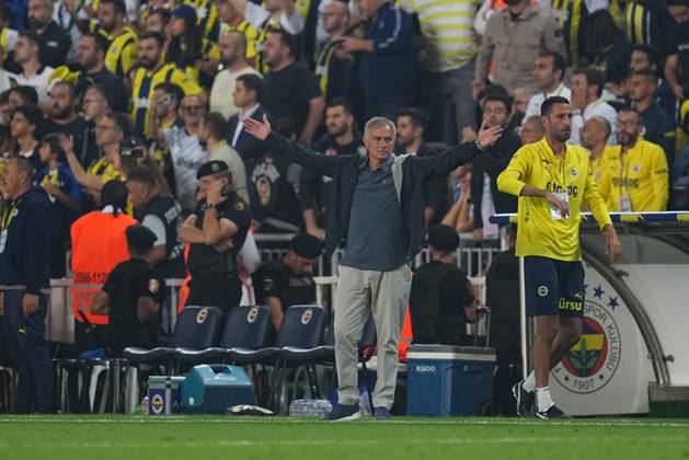 Turkey Süper Ligue: Fenerbahce SK vs Galatasaray S.K September 21 2024: Joso Mourinho of Fenerbahce gestures during a Turkey So¼per Ligue game, FenerbahoÂße SK vs Galatasaray S.K, at Ulker Fenerbahce Sukru Saracoglu Stadium, Istanbul, Turkey. Ulrik Pedersen CSM (Credit Image:  Ulrik Pedersen Cal Media) Istanbul Turkey EDITORIAL USE ONLY Copyright: xx ZUMA-20240921_zma_c04_831.jpg UlrikxPedersenx csmphotothree297498