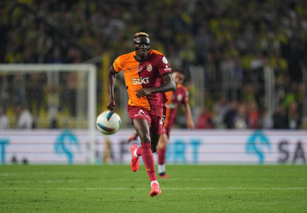 Turkey Süper Ligue: Fenerbahce SK vs Galatasaray S.K September 21 2024: Victor Osimhen of Galatasaray controls the ball during a Turkey So¼per Ligue game, FenerbahoÂße SK vs Galatasaray S.K, at Ulker Fenerbahce Sukru Saracoglu Stadium, Istanbul, Turkey. Ulrik Pedersen CSM (Credit Image:  Ulrik Pedersen Cal Media) Istanbul Turkey EDITORIAL USE ONLY Copyright: xx ZUMA-20240921_zma_c04_840.jpg UlrikxPedersenx csmphotothree297500