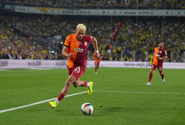 Turkey Süper Ligue: Fenerbahce SK vs Galatasaray S.K September 21 2024: BarÄÂ±AÅ¸ Alper YÄÂ±lmaz of Galatasaray controls the ball during a Turkey SoÂ¼per Ligue game, FenerbahoÂße SK vs Galatasaray S.K, at Ulker Fenerbahce Sukru Saracoglu Stadium, Istanbul, Turkey. Ulrik Pedersen CSM (Credit Image: Â Ulrik Pedersen Cal Media) Istanbul Turkey EDITORIAL USE ONLY Copyright: xx ZUMA-20240921_zma_c04_844.jpg UlrikxPedersenx csmphotothree297509