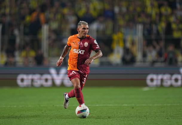 Turkey Süper Ligue: Fenerbahce SK vs Galatasaray S.K September 21 2024: Lucas Torreira of Galatasaray controls the ball during a Turkey So¼per Ligue game, FenerbahoÂße SK vs Galatasaray S.K, at Ulker Fenerbahce Sukru Saracoglu Stadium, Istanbul, Turkey. Ulrik Pedersen CSM (Credit Image:  Ulrik Pedersen Cal Media) Istanbul Turkey EDITORIAL USE ONLY Copyright: xx ZUMA-20240921_zma_c04_841.jpg UlrikxPedersenx csmphotothree297512
