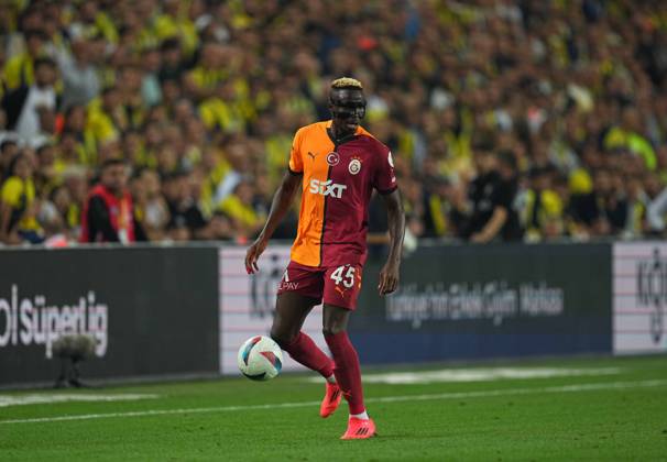 Turkey Süper Ligue: Fenerbahce SK vs Galatasaray S.K September 21 2024: Victor Osimhen of Galatasaray controls the ball during a Turkey So¼per Ligue game, FenerbahoÂße SK vs Galatasaray S.K, at Ulker Fenerbahce Sukru Saracoglu Stadium, Istanbul, Turkey. Ulrik Pedersen CSM (Credit Image:  Ulrik Pedersen Cal Media) Istanbul Turkey EDITORIAL USE ONLY Copyright: xx ZUMA-20240921_zma_c04_850.jpg UlrikxPedersenx csmphotothree297515