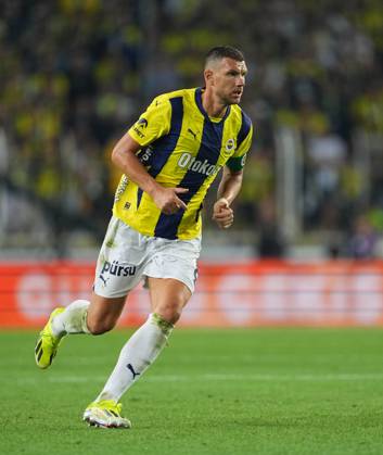Turkey Süper Ligue: Fenerbahce SK vs Galatasaray S.K September 21 2024: Edin Dzeko of Fenerbahce looks on during a Turkey So¼per Ligue game, FenerbahoÂße SK vs Galatasaray S.K, at Ulker Fenerbahce Sukru Saracoglu Stadium, Istanbul, Turkey. Ulrik Pedersen CSM (Credit Image:  Ulrik Pedersen Cal Media) Istanbul Turkey EDITORIAL USE ONLY Copyright: xx ZUMA-20240921_zma_c04_870.jpg UlrikxPedersenx csmphotothree297528