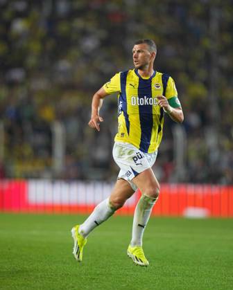 Turkey Süper Ligue: Fenerbahce SK vs Galatasaray S.K September 21 2024: Edin Dzeko of Fenerbahce looks on during a Turkey So¼per Ligue game, FenerbahoÂße SK vs Galatasaray S.K, at Ulker Fenerbahce Sukru Saracoglu Stadium, Istanbul, Turkey. Ulrik Pedersen CSM (Credit Image:  Ulrik Pedersen Cal Media) Istanbul Turkey EDITORIAL USE ONLY Copyright: xx ZUMA-20240921_zma_c04_872.jpg UlrikxPedersenx csmphotothree297537