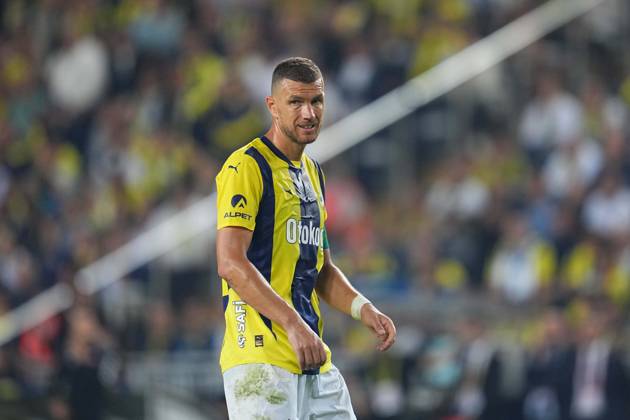 Turkey Süper Ligue: Fenerbahce SK vs Galatasaray S.K September 21 2024: Edin Dzeko of Fenerbahce looks on during a Turkey So¼per Ligue game, FenerbahoÂße SK vs Galatasaray S.K, at Ulker Fenerbahce Sukru Saracoglu Stadium, Istanbul, Turkey. Ulrik Pedersen CSM (Credit Image:  Ulrik Pedersen Cal Media) Istanbul Turkey EDITORIAL USE ONLY Copyright: xx ZUMA-20240921_zma_c04_885.jpg UlrikxPedersenx csmphotothree297544