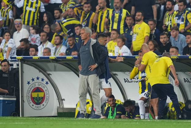 Turkey Süper Ligue: Fenerbahce SK vs Galatasaray S.K September 21 2024: Joso Mourinho of Fenerbahce looks on during a Turkey So¼per Ligue game, FenerbahoÂße SK vs Galatasaray S.K, at Ulker Fenerbahce Sukru Saracoglu Stadium, Istanbul, Turkey. Ulrik Pedersen CSM (Credit Image:  Ulrik Pedersen Cal Media) Istanbul Turkey EDITORIAL USE ONLY Copyright: xx ZUMA-20240921_zma_c04_881.jpg UlrikxPedersenx csmphotothree297547
