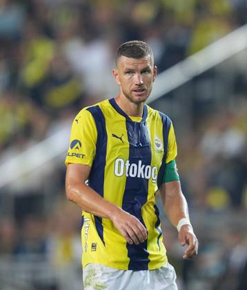 Turkey Süper Ligue: Fenerbahce SK vs Galatasaray S.K September 21 2024: Edin Dzeko of Fenerbahce looks on during a Turkey So¼per Ligue game, FenerbahoÂße SK vs Galatasaray S.K, at Ulker Fenerbahce Sukru Saracoglu Stadium, Istanbul, Turkey. Ulrik Pedersen CSM (Credit Image:  Ulrik Pedersen Cal Media) Istanbul Turkey EDITORIAL USE ONLY Copyright: xx ZUMA-20240921_zma_c04_879.jpg UlrikxPedersenx csmphotothree297549