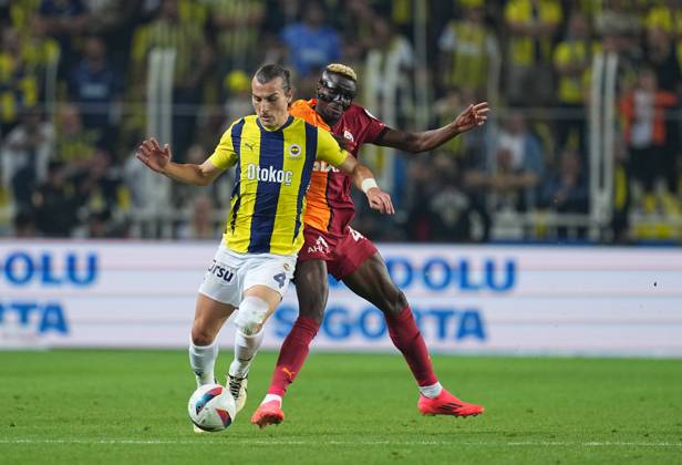 Turkey Süper Ligue: Fenerbahce SK vs Galatasaray S.K September 21 2024: o¡aÄŸlar So¶yo¼nco¼ of Fenerbahce and Victor Osimhen of Galatasaray battle for the ball during a Turkey So¼per Ligue game, FenerbahoÂße SK vs Galatasaray S.K, at Ulker Fenerbahce Sukru Saracoglu Stadium, Istanbul, Turkey. Ulrik Pedersen CSM (Credit Image:  Ulrik Pedersen Cal Media) Istanbul Turkey EDITORIAL USE ONLY Copyright: xx ZUMA-20240921_zma_c04_889.jpg UlrikxPedersenx csmphotothree297551