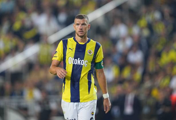 Turkey Süper Ligue: Fenerbahce SK vs Galatasaray S.K September 21 2024: Edin Dzeko of Fenerbahce looks on during a Turkey So¼per Ligue game, FenerbahoÂße SK vs Galatasaray S.K, at Ulker Fenerbahce Sukru Saracoglu Stadium, Istanbul, Turkey. Ulrik Pedersen CSM (Credit Image:  Ulrik Pedersen Cal Media) Istanbul Turkey EDITORIAL USE ONLY Copyright: xx ZUMA-20240921_zma_c04_886.jpg UlrikxPedersenx csmphotothree297554