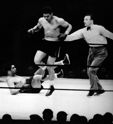 USA NEW YORK CITY 06 22 1938 Max Schmeling TV , German professional boxer, has floored American heavyweight boxer Joe Louis right below a short lived world title game at Yankee Stadium Louis won by technical knockout two minutes and four seconds into the first round New York City USA BOXING sp sw x5600x  Copyright: xSVTx LOUIS-SCHMELING