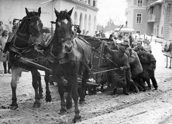 SWITZERLAND SAINT MORITZ 1948 02 06 The sharp increase in temperature has transformed the streets of St Moritz to flowing spring streams during the Olympic Winter Games in 1948 The already hard tested horses of the Olympic city are extra skilful on the soapy slopes Sankt Moritz Switzerland OS sp sw x5600x  Copyright: xSVTx TOUGH WEATHER IN SAINT MORITZ
