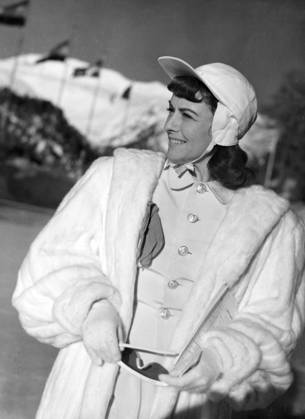 SWITZERLAND SAINT MORITZ 1948 02 05 Paulette Goddard, American film actress, is seen among the spectators at the Olympic Stadium during the men s free skating at the 1948 Winter Olympics Here she admires compatriot Richard Button s perfect performance Sankt Moritz Switzerland OS sp sw x5600x  Copyright: xSVTx WINTER OLYMPICS 1948