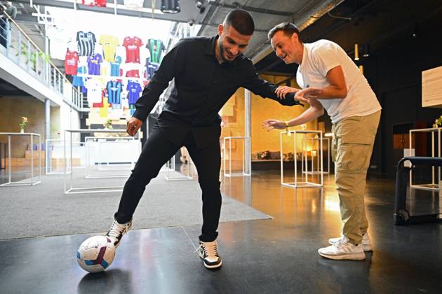 Pro League Awards 2021-2022 BRUSSEL, BELGIUM - MAY 23 : Deniz Undav playing a game of street football with a street footballer pictured during the Pro League Awards on May 23, 2022 in Brussel, Belgium, 23 05 2022 Brussel Belgium  Copyright: xGvgx 10982094-010